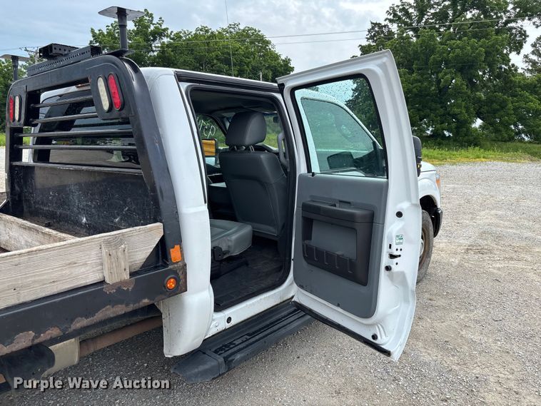 image for item FC5842 2016 Ford F250 Super Duty Crew Cab flatbed pickup truck
