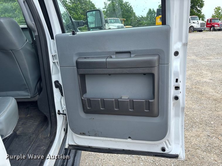 image for item FC5842 2016 Ford F250 Super Duty Crew Cab flatbed pickup truck