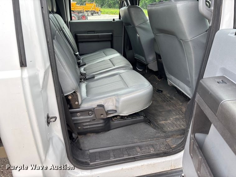 image for item FC5842 2016 Ford F250 Super Duty Crew Cab flatbed pickup truck
