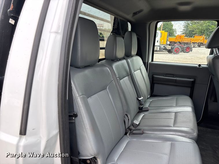 image for item FC5842 2016 Ford F250 Super Duty Crew Cab flatbed pickup truck