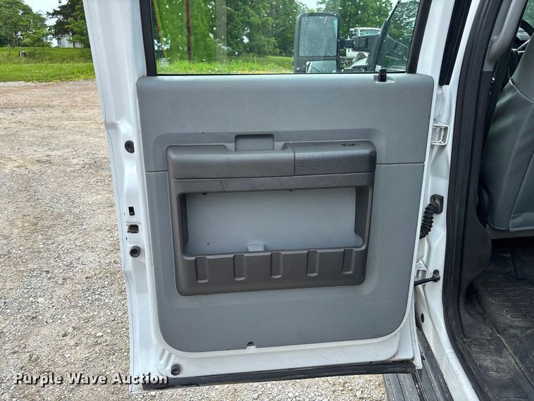 image for item FC5842 2016 Ford F250 Super Duty Crew Cab flatbed pickup truck