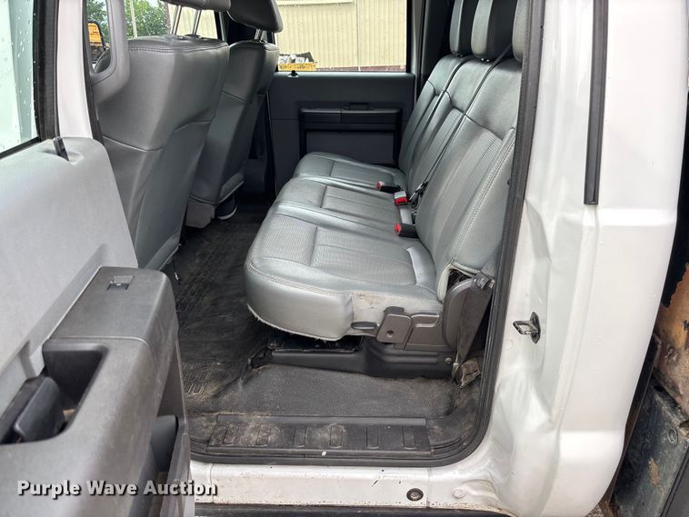 image for item FC5842 2016 Ford F250 Super Duty Crew Cab flatbed pickup truck