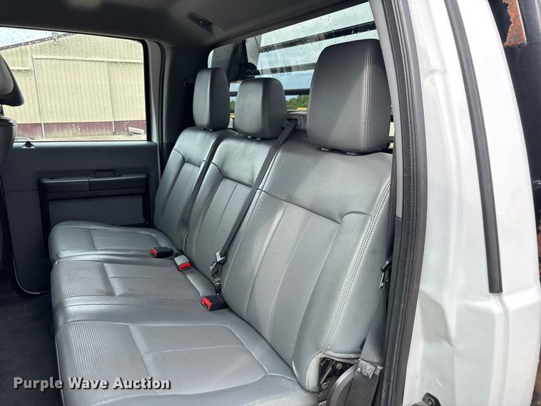 image for item FC5842 2016 Ford F250 Super Duty Crew Cab flatbed pickup truck