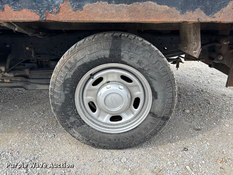image for item FC5842 2016 Ford F250 Super Duty Crew Cab flatbed pickup truck