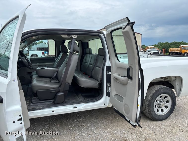 image for item FC5843 2013 Chevrolet Silverado 1500 Ext. Cab pickup truck