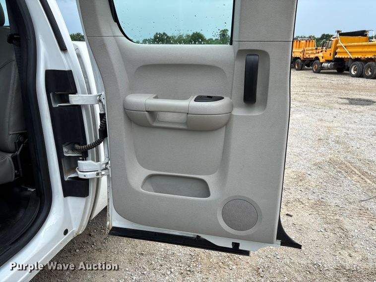 image for item FC5843 2013 Chevrolet Silverado 1500 Ext. Cab pickup truck