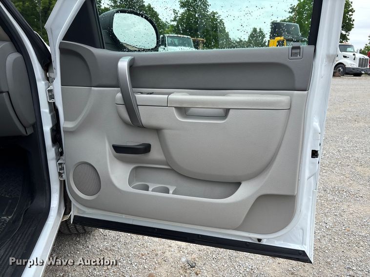 image for item FC5843 2013 Chevrolet Silverado 1500 Ext. Cab pickup truck