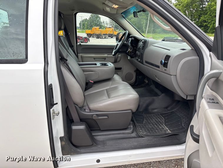 image for item FC5843 2013 Chevrolet Silverado 1500 Ext. Cab pickup truck