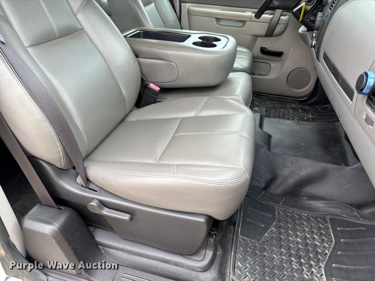 image for item FC5843 2013 Chevrolet Silverado 1500 Ext. Cab pickup truck