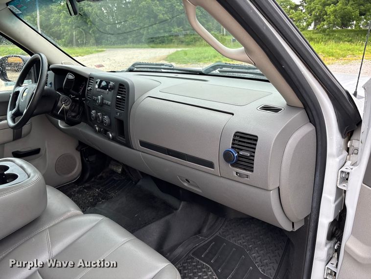 image for item FC5843 2013 Chevrolet Silverado 1500 Ext. Cab pickup truck