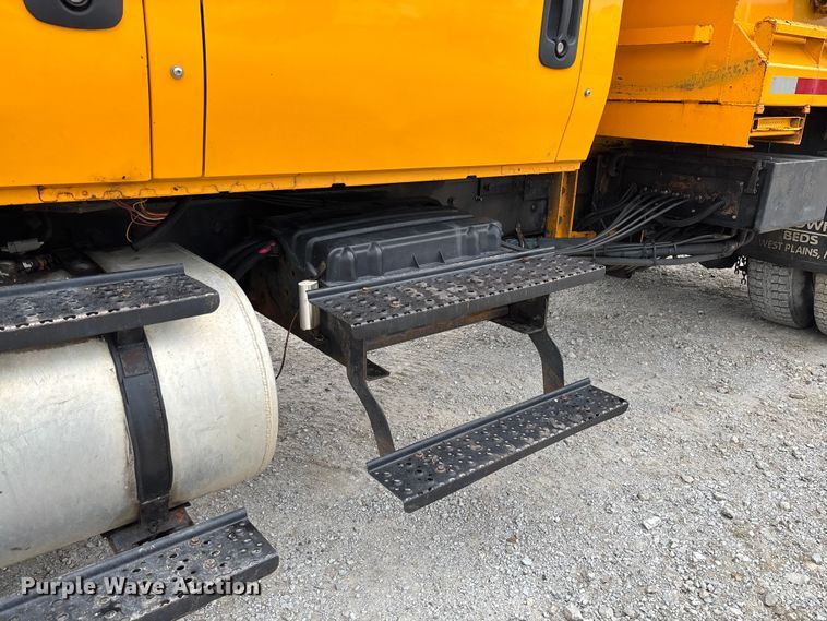 image for item FC5846 2006 International 7400 dump truck