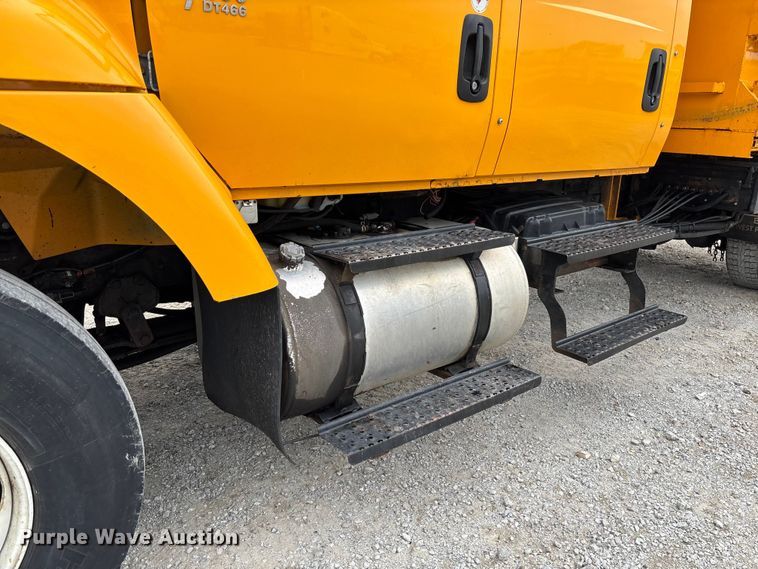 image for item FC5846 2006 International 7400 dump truck