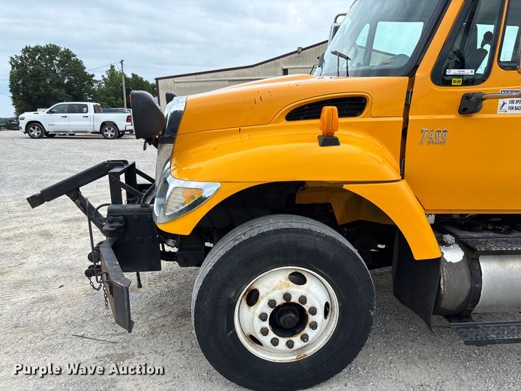 image for item FC5846 2006 International 7400 dump truck