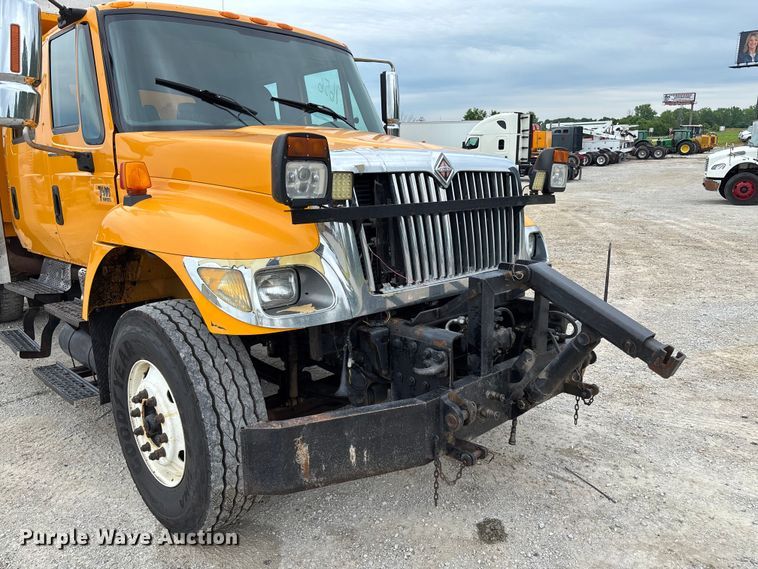 image for item FC5846 2006 International 7400 dump truck