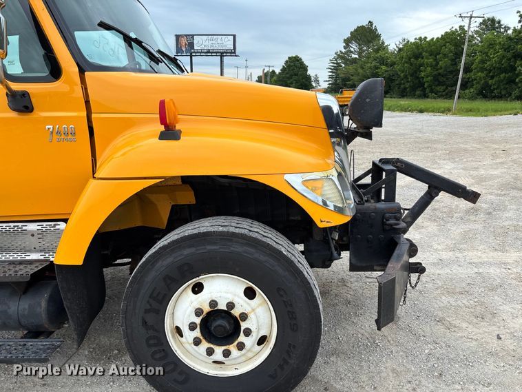 image for item FC5846 2006 International 7400 dump truck