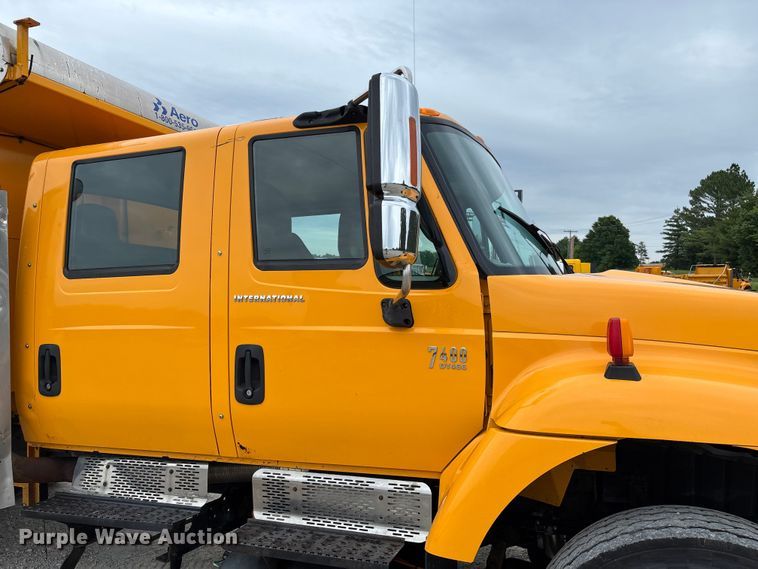 image for item FC5846 2006 International 7400 dump truck
