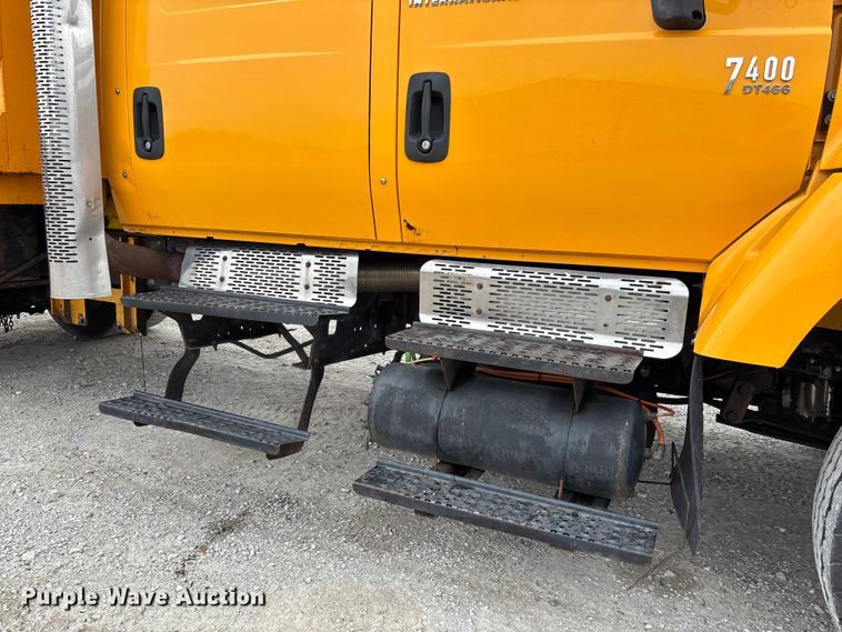 image for item FC5846 2006 International 7400 dump truck