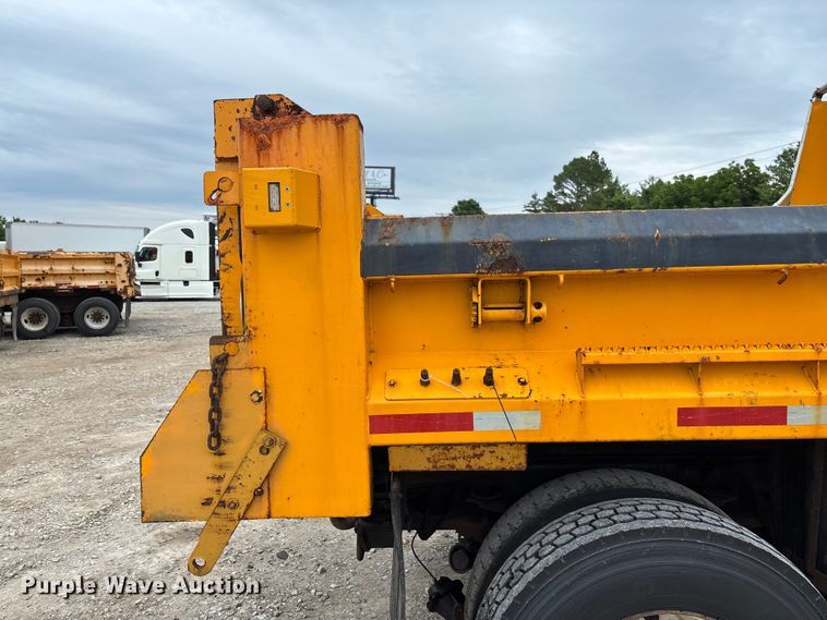image for item FC5846 2006 International 7400 dump truck