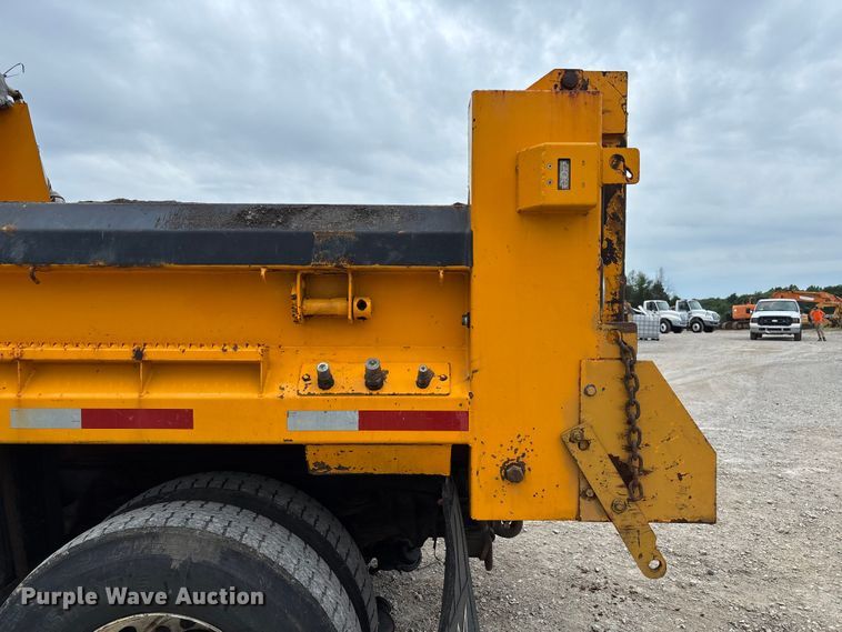image for item FC5846 2006 International 7400 dump truck
