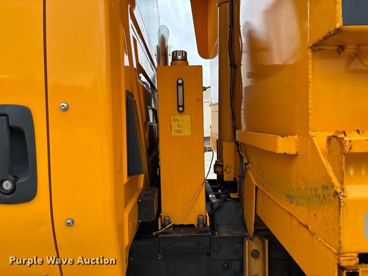 image for item FC5846 2006 International 7400 dump truck