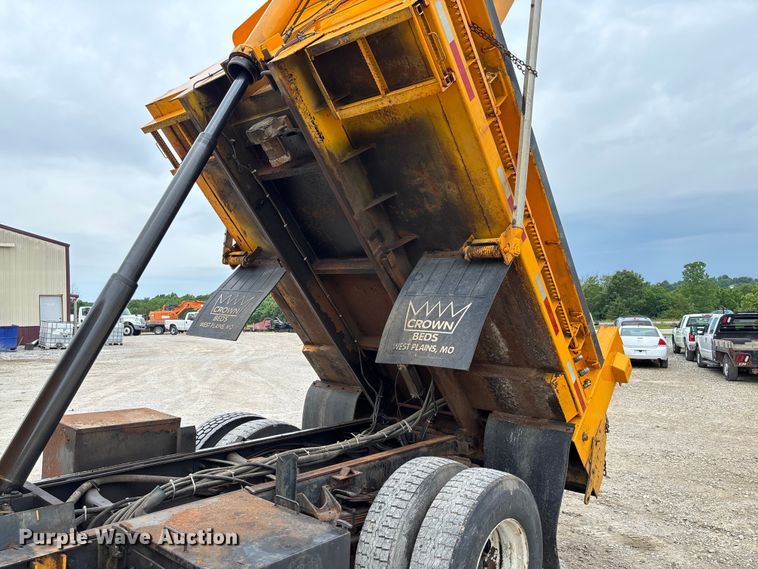 image for item FC5846 2006 International 7400 dump truck
