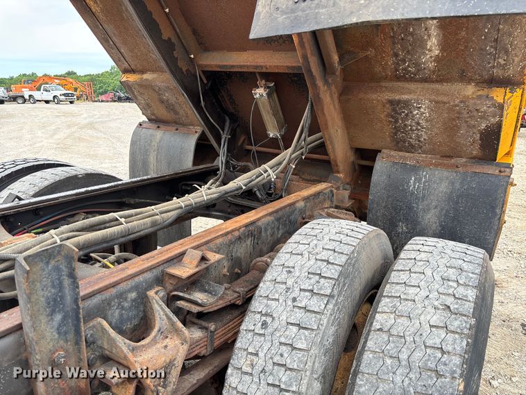 image for item FC5846 2006 International 7400 dump truck