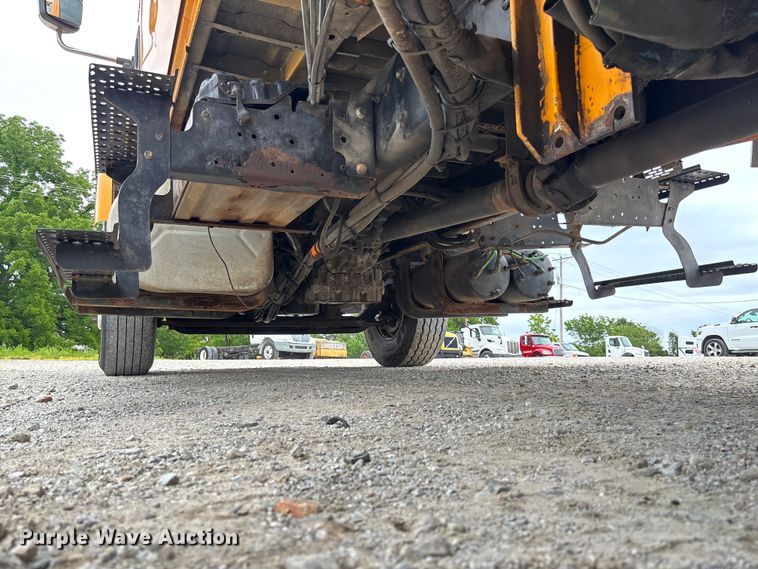 image for item FC5846 2006 International 7400 dump truck