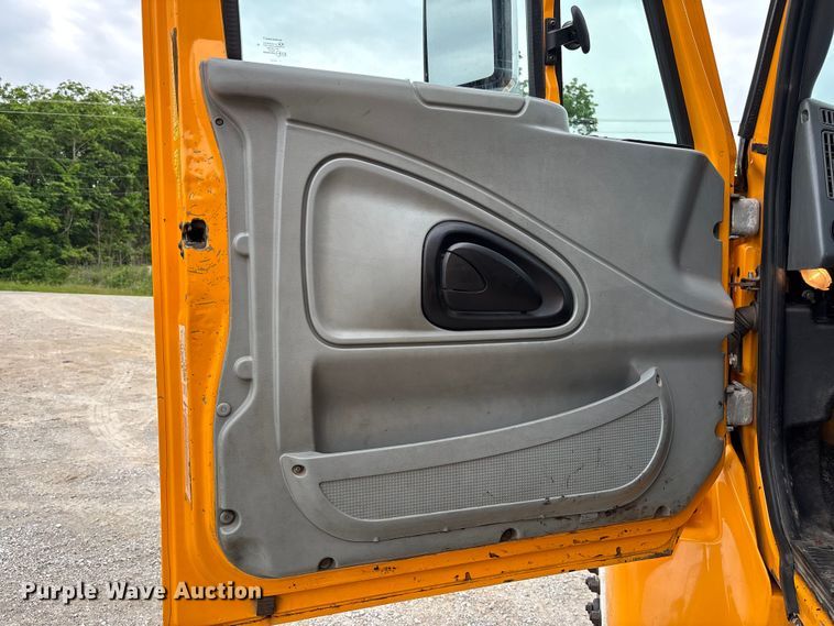 image for item FC5846 2006 International 7400 dump truck