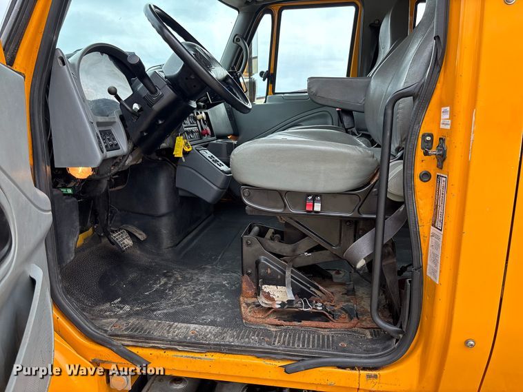 image for item FC5846 2006 International 7400 dump truck