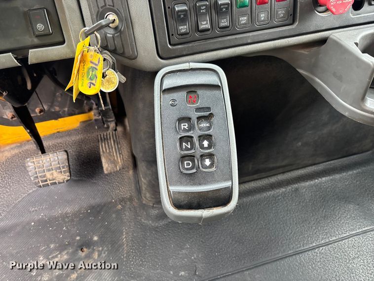 image for item FC5846 2006 International 7400 dump truck