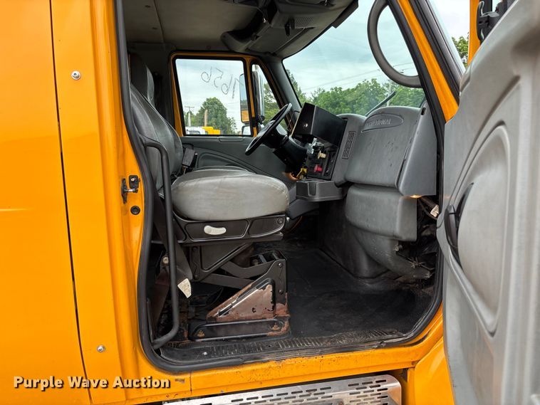 image for item FC5846 2006 International 7400 dump truck