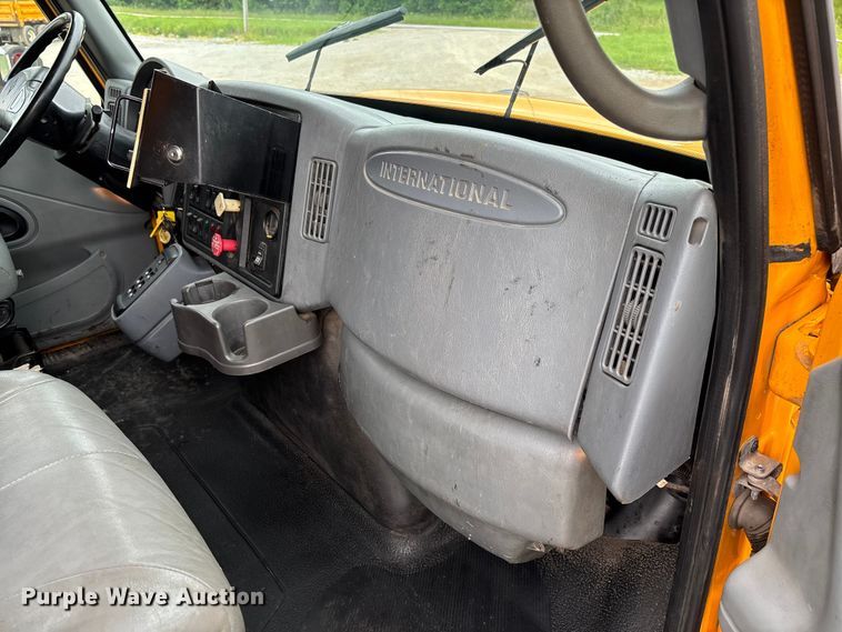 image for item FC5846 2006 International 7400 dump truck