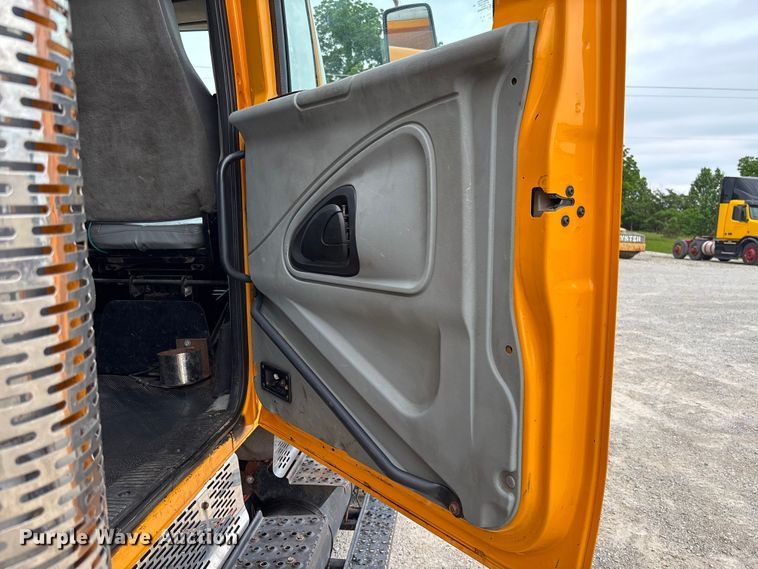 image for item FC5846 2006 International 7400 dump truck
