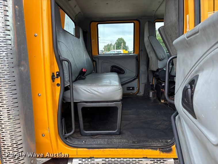 image for item FC5846 2006 International 7400 dump truck