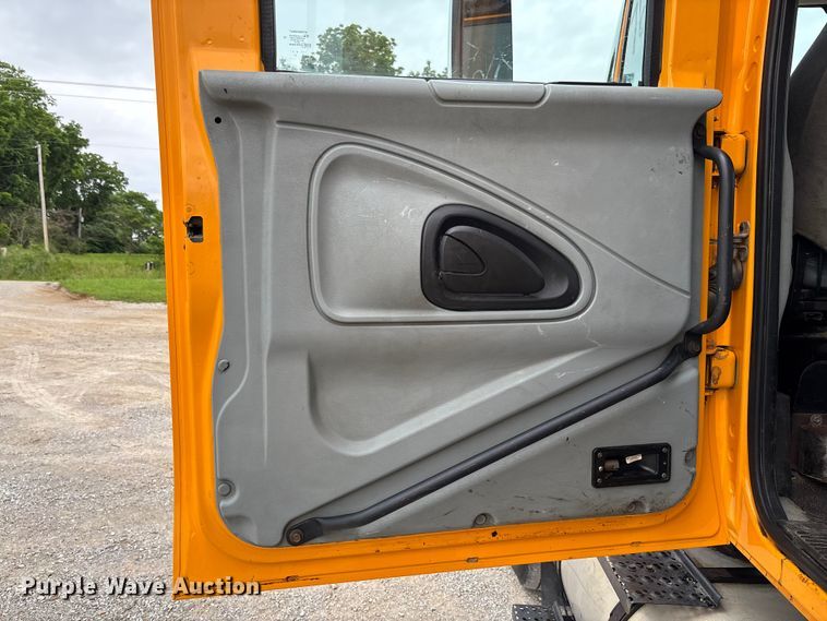 image for item FC5846 2006 International 7400 dump truck