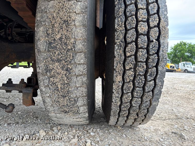image for item FC5846 2006 International 7400 dump truck