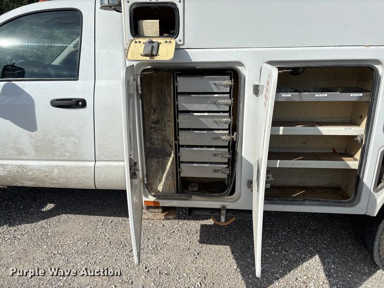 image for item FC5860 2009 Dodge Ram 5500 bucket truck