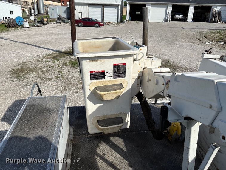 image for item FC5860 2009 Dodge Ram 5500 bucket truck