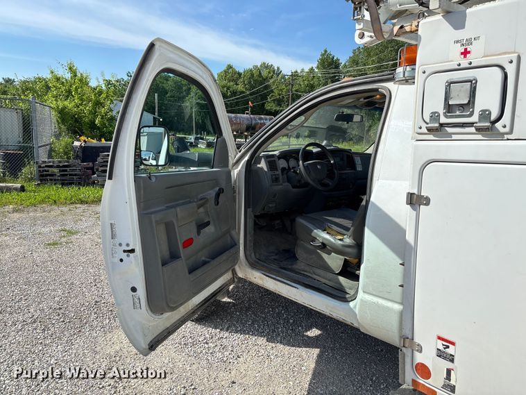 image for item FC5860 2009 Dodge Ram 5500 bucket truck