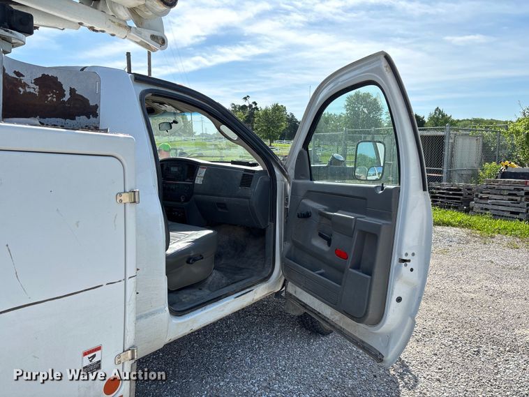 image for item FC5860 2009 Dodge Ram 5500 bucket truck