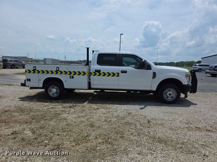 image for item FH6068 2021 Ford F250 Super Duty  Crew Cab utility bed pickup truck