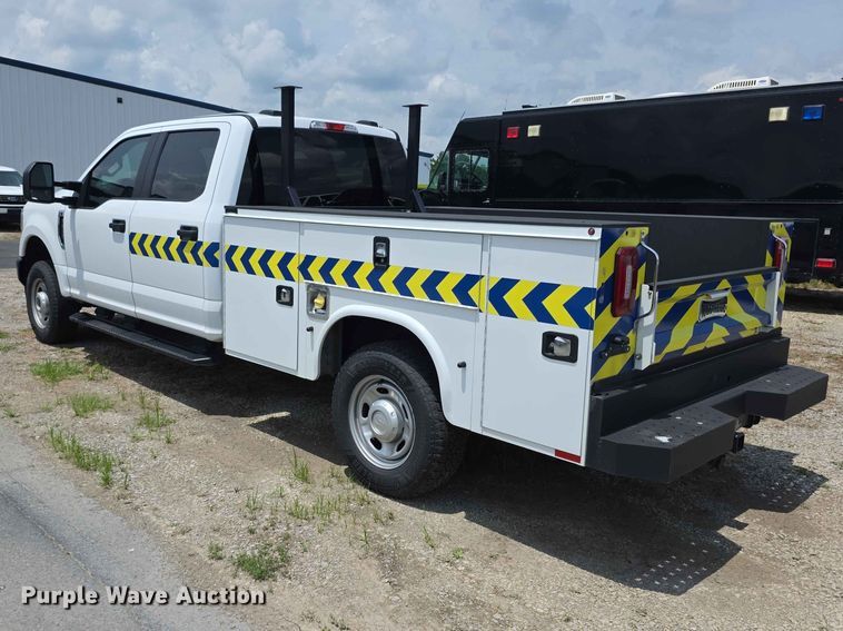 image for item FH6068 2021 Ford F250 Super Duty  Crew Cab utility bed pickup truck