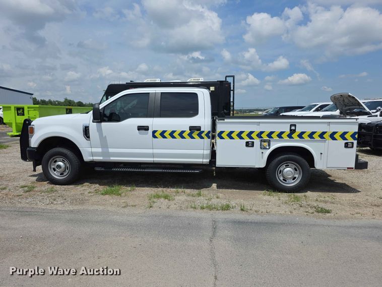image for item FH6068 2021 Ford F250 Super Duty  Crew Cab utility bed pickup truck