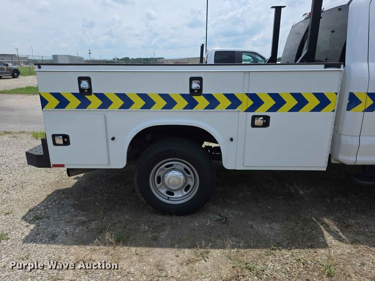 image for item FH6068 2021 Ford F250 Super Duty  Crew Cab utility bed pickup truck