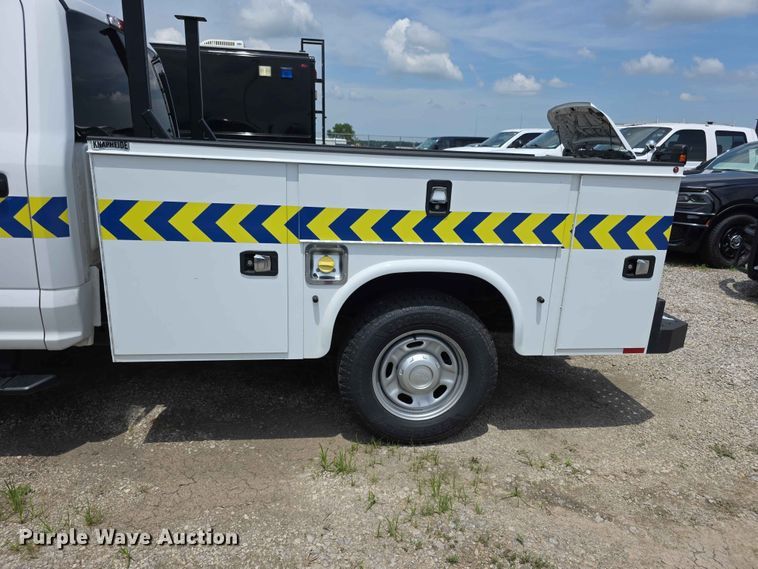 image for item FH6068 2021 Ford F250 Super Duty  Crew Cab utility bed pickup truck