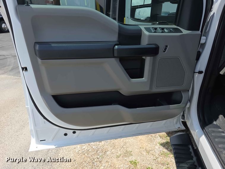 image for item FH6068 2021 Ford F250 Super Duty  Crew Cab utility bed pickup truck