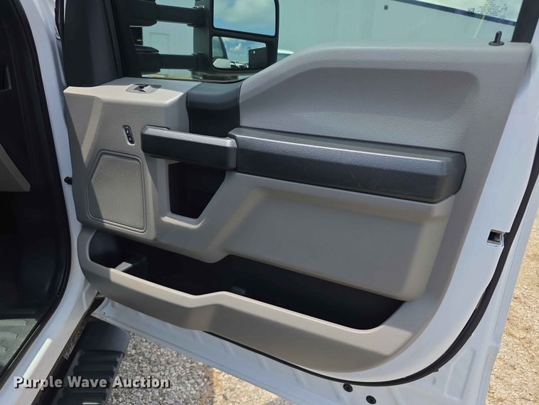 image for item FH6068 2021 Ford F250 Super Duty  Crew Cab utility bed pickup truck