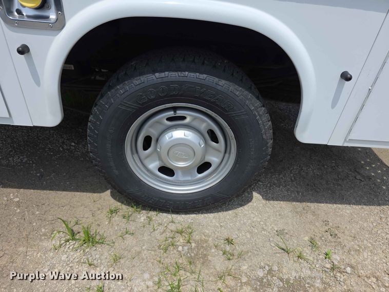 image for item FH6068 2021 Ford F250 Super Duty  Crew Cab utility bed pickup truck
