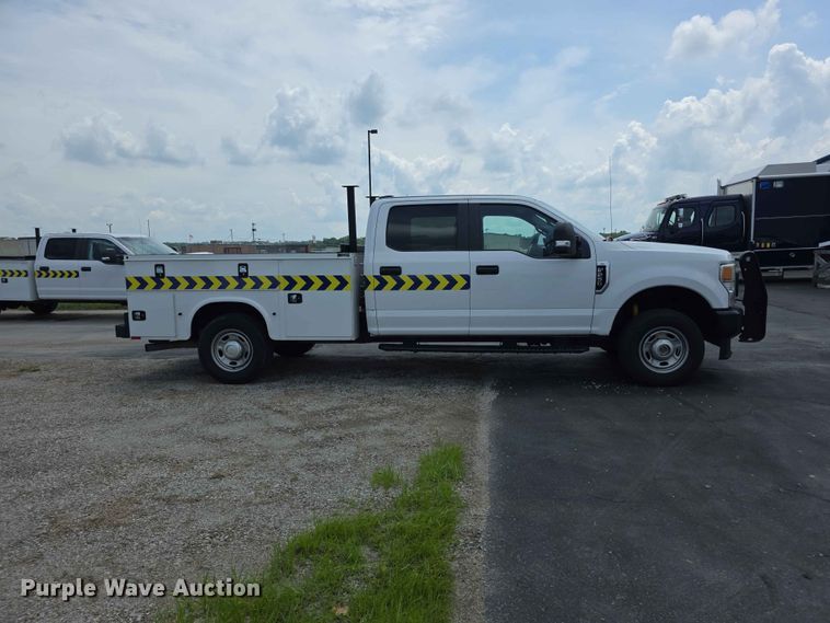 image for item FH6069 2020 Ford F250 Super Duty  Crew Cab utility bed pickup truck