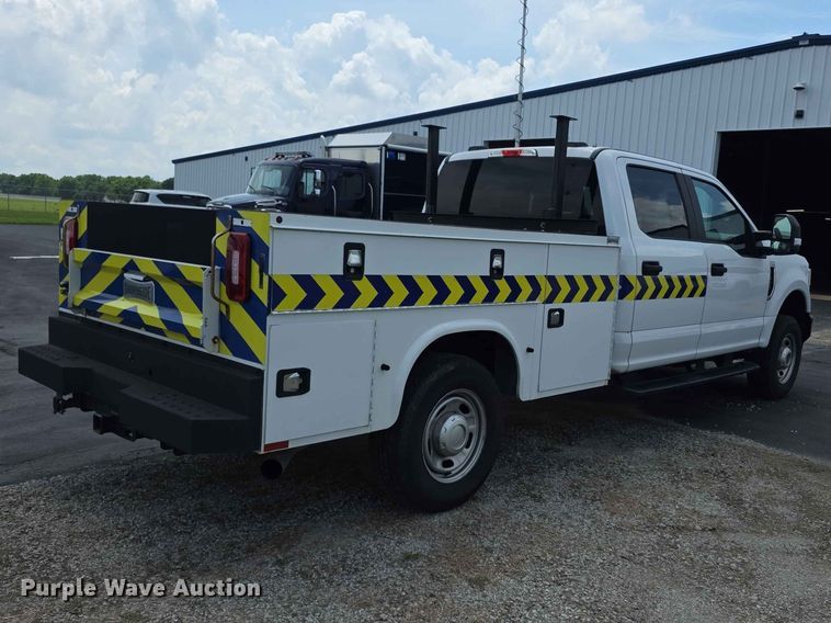 image for item FH6069 2020 Ford F250 Super Duty  Crew Cab utility bed pickup truck